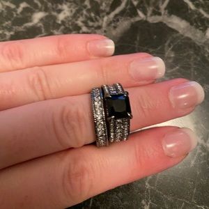 Gorgeous black stone 2 band set